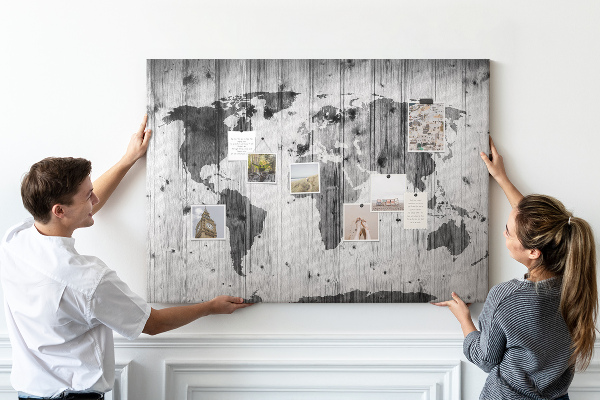Lavagna di sughero con mappa del mondo su sfondo di assi di legno
