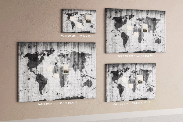 Lavagna di sughero con mappa del mondo su sfondo di assi di legno