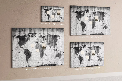 Lavagna di sughero con mappa del mondo su sfondo di assi di legno