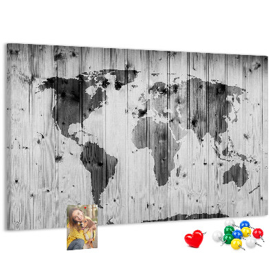 Lavagna di sughero con mappa del mondo su sfondo di assi di legno