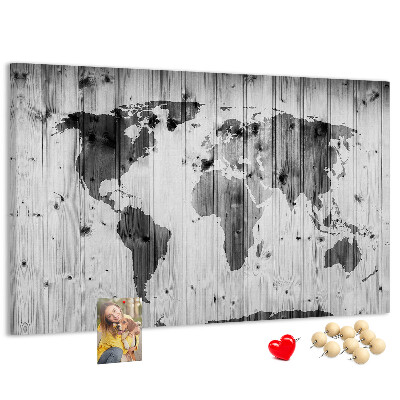 Lavagna di sughero con mappa del mondo su sfondo di assi di legno