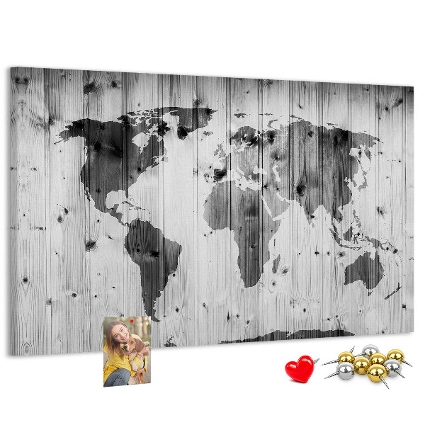 Lavagna di sughero con mappa del mondo su sfondo di assi di legno