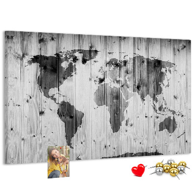 Lavagna di sughero con mappa del mondo su sfondo di assi di legno