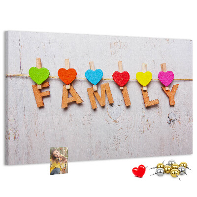 Bacheca in sughero con stampa cuori di famiglia su sfondo effetto legno