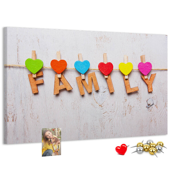 Bacheca in sughero con stampa cuori di famiglia su sfondo effetto legno