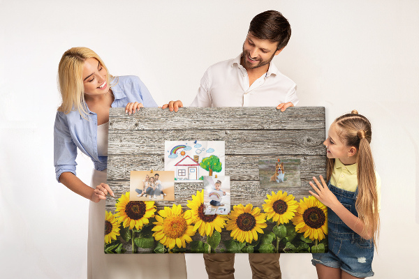 Lavagna di sughero con stampa di girasoli su sfondo di assi di legno