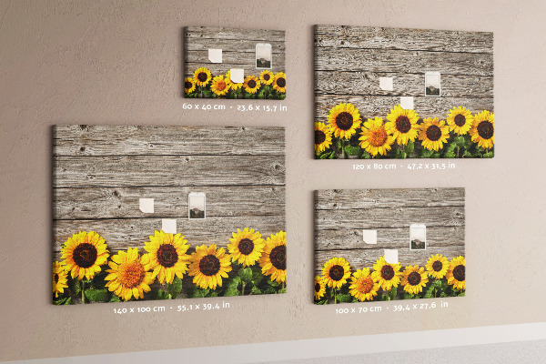 Lavagna di sughero con stampa di girasoli su sfondo di assi di legno