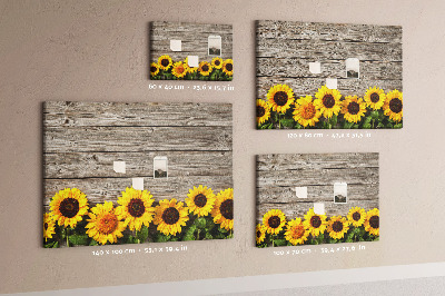 Lavagna di sughero con stampa di girasoli su sfondo di assi di legno