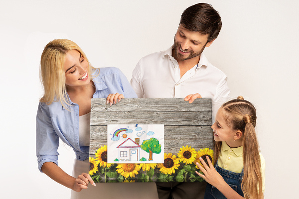 Lavagna di sughero con stampa di girasoli su sfondo di assi di legno