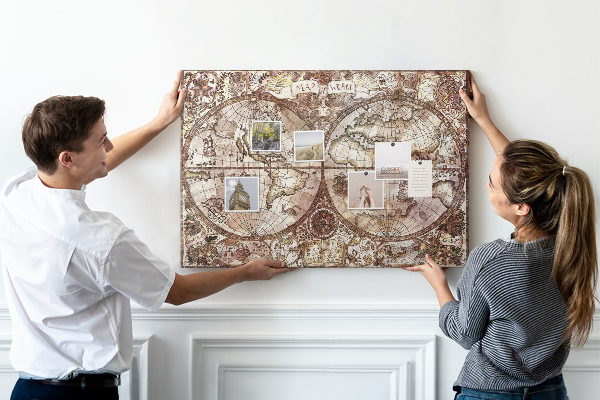 Lavagna di sughero con stampa di antica mappa del mondo e motivi nautici