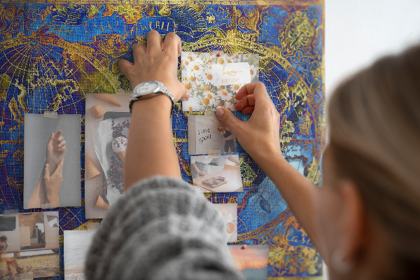 Bacheca in sughero con stampa di un'antica mappa del mondo dai colori vivaci