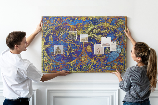Bacheca in sughero con stampa di un'antica mappa del mondo dai colori vivaci