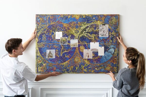Bacheca in sughero con stampa di un'antica mappa del mondo dai colori vivaci