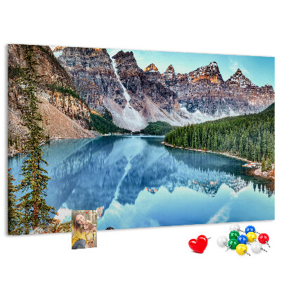 Lavagna di sughero con stampa del paesaggio montano che si riflette nel lago