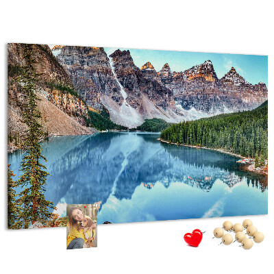 Lavagna di sughero con stampa del paesaggio montano che si riflette nel lago