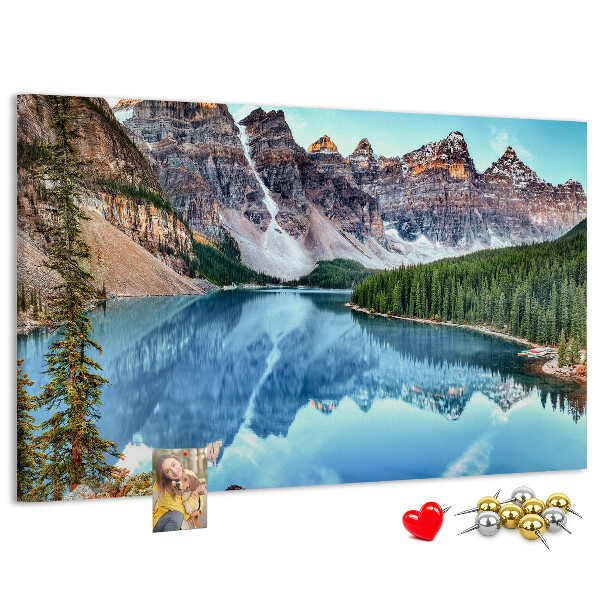 Lavagna di sughero con stampa del paesaggio montano che si riflette nel lago