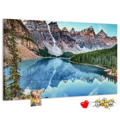 Lavagna di sughero con stampa del paesaggio montano che si riflette nel lago