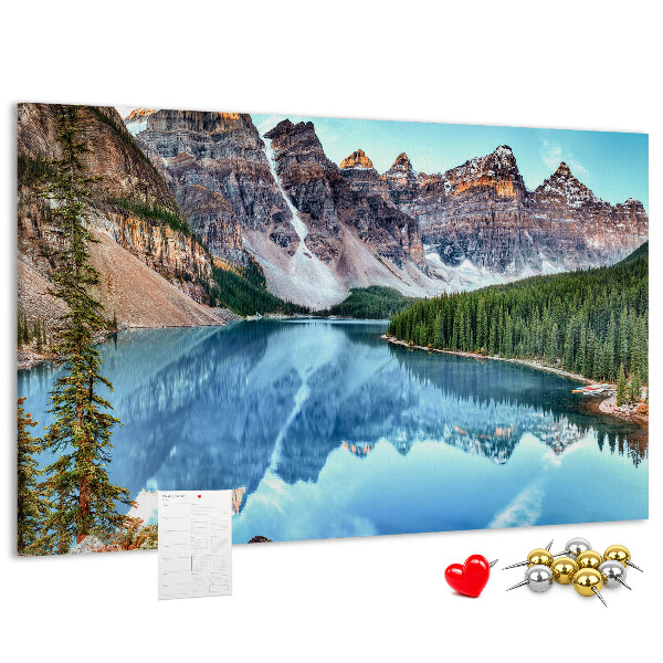 Lavagna di sughero con stampa del paesaggio montano che si riflette nel lago