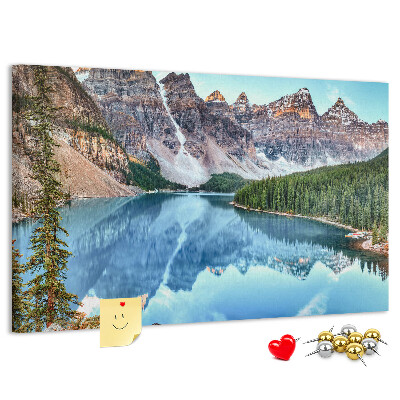 Lavagna di sughero con stampa del paesaggio montano che si riflette nel lago