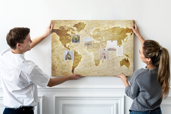 Lavagna di sughero con stampa antica della mappa del mondo in seppia