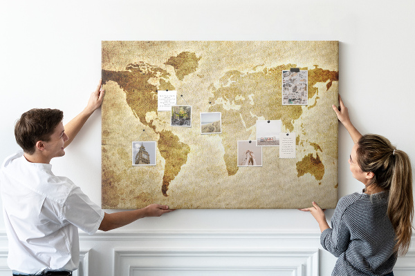 Lavagna di sughero con stampa antica della mappa del mondo in seppia