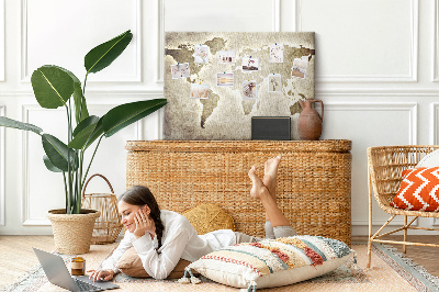 Bacheca in sughero con stampa di una vecchia mappa del mondo sullo sfondo