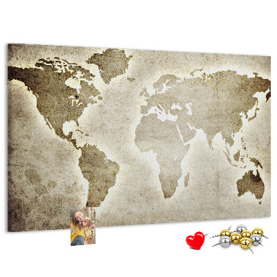 Bacheca in sughero con stampa di una vecchia mappa del mondo sullo sfondo