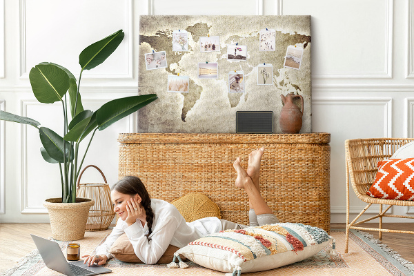 Bacheca in sughero con stampa di una vecchia mappa del mondo sullo sfondo