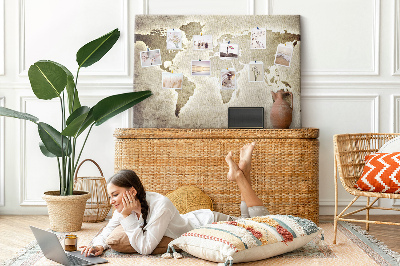 Bacheca in sughero con stampa di una vecchia mappa del mondo sullo sfondo