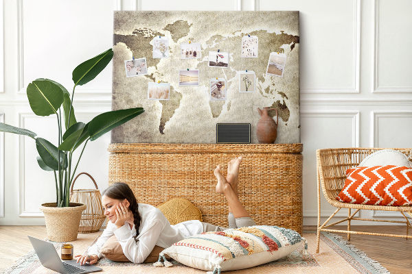 Bacheca in sughero con stampa di una vecchia mappa del mondo sullo sfondo