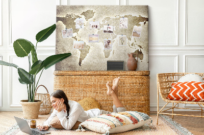 Bacheca in sughero con stampa di una vecchia mappa del mondo sullo sfondo