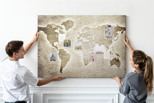 Bacheca in sughero con stampa di una vecchia mappa del mondo sullo sfondo