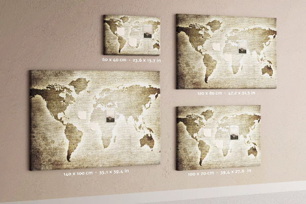 Bacheca in sughero con stampa di una vecchia mappa del mondo sullo sfondo