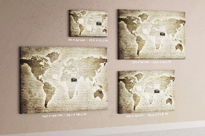 Bacheca in sughero con stampa di una vecchia mappa del mondo sullo sfondo