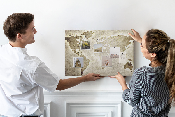 Bacheca in sughero con stampa di una vecchia mappa del mondo sullo sfondo