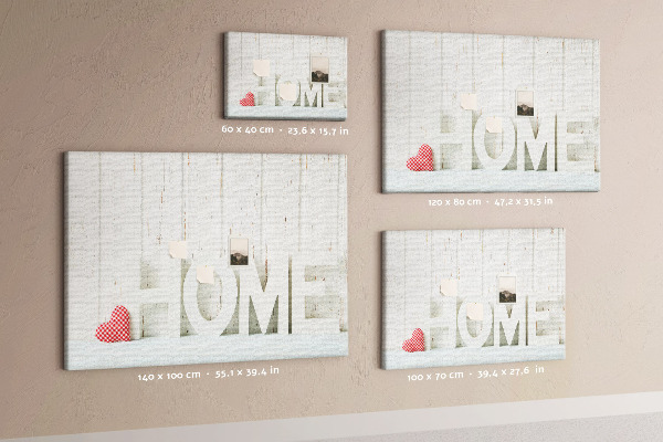 Bacheca in sughero con scritta HOME elegante su sfondo bianco