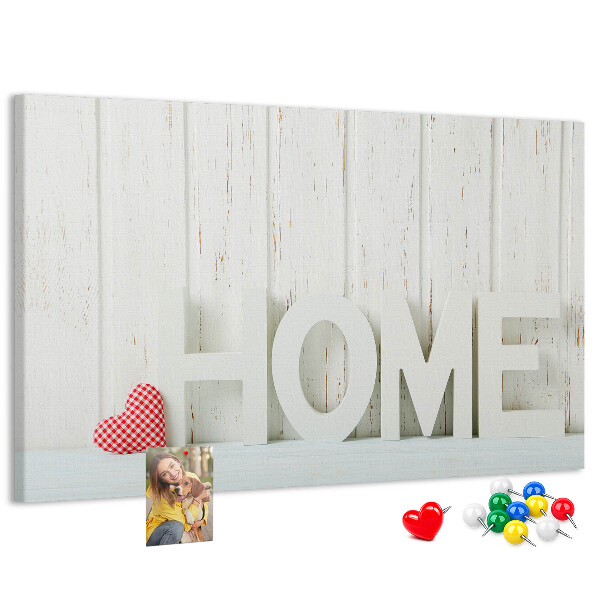 Bacheca in sughero con scritta HOME elegante su sfondo bianco