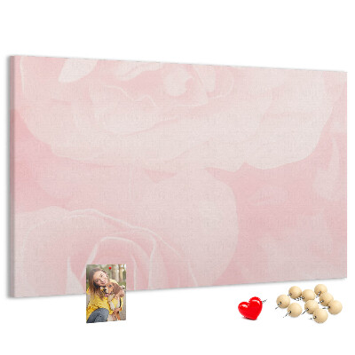 Bacheca in sughero con stampa di delicate rose rosa su sfondo chiaro