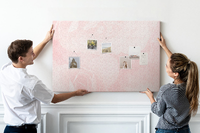 Bacheca in sughero con stampa di delicate rose rosa su sfondo chiaro