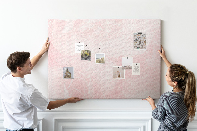 Bacheca in sughero con stampa di delicate rose rosa su sfondo chiaro