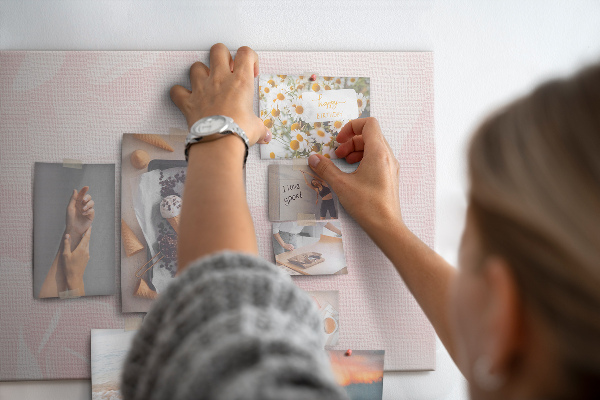 Bacheca in sughero con stampa di delicate rose rosa su sfondo chiaro