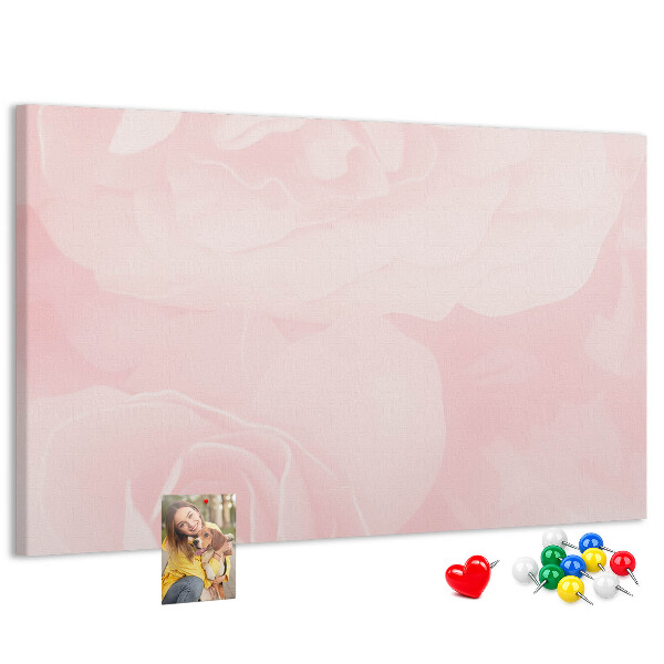 Bacheca in sughero con stampa di delicate rose rosa su sfondo chiaro