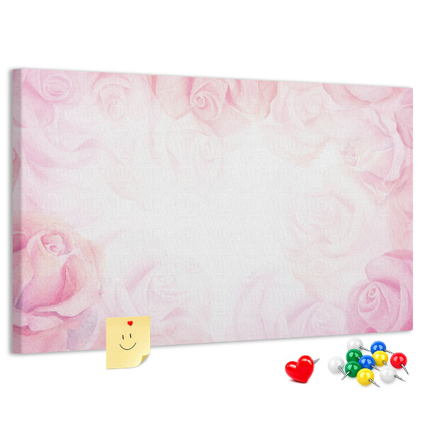 Lavagna di sughero con stampa di rose delicate su sfondo rosa