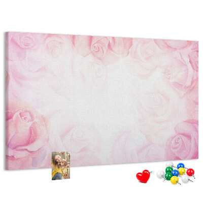 Lavagna di sughero con stampa di rose delicate su sfondo rosa
