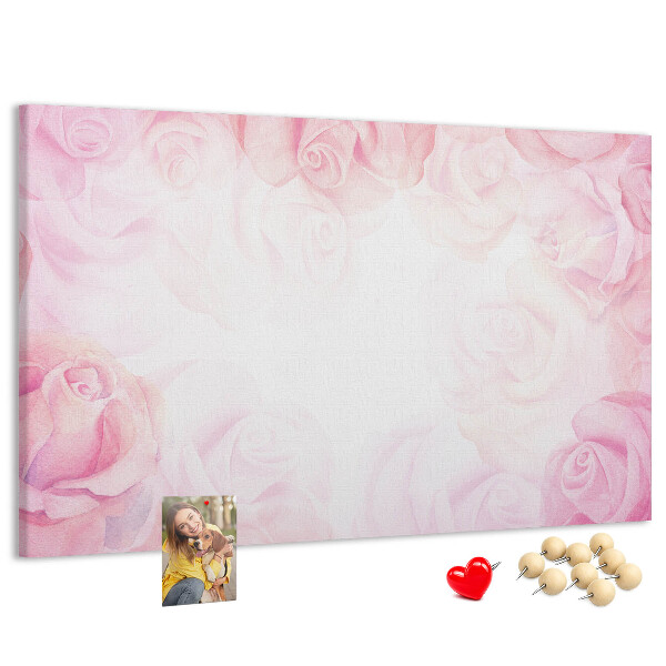 Lavagna di sughero con stampa di rose delicate su sfondo rosa