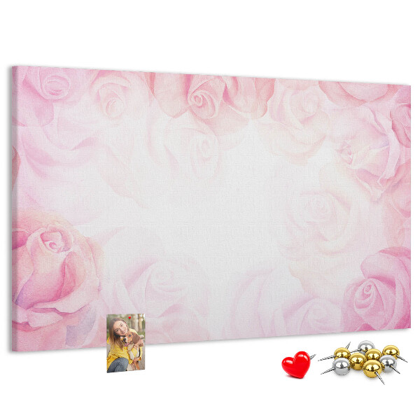 Lavagna di sughero con stampa di rose delicate su sfondo rosa
