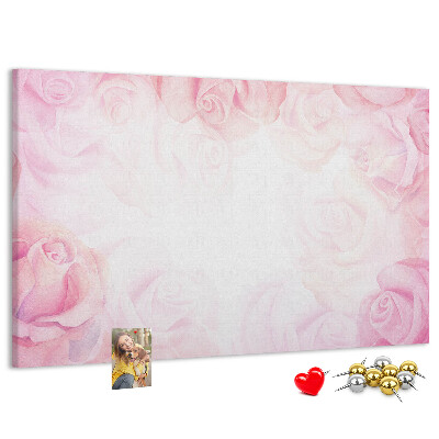 Lavagna di sughero con stampa di rose delicate su sfondo rosa