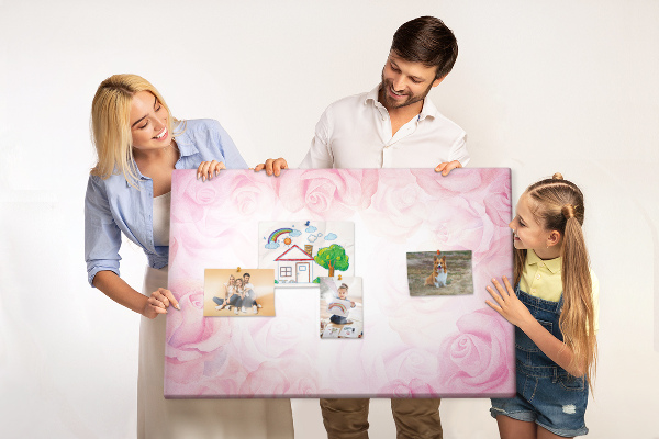 Lavagna di sughero con stampa di rose delicate su sfondo rosa