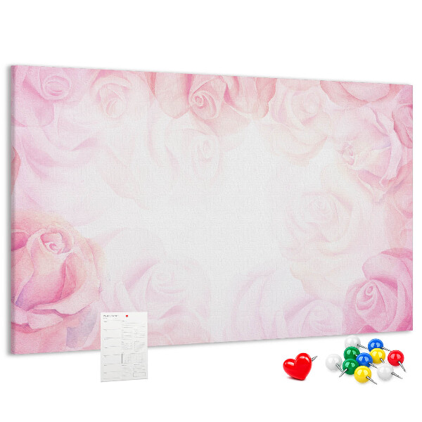 Lavagna di sughero con stampa di rose delicate su sfondo rosa
