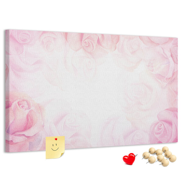 Lavagna di sughero con stampa di rose delicate su sfondo rosa